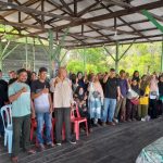 Haji Rafee Foto Bersama dengan Masyarakat Penerima Bantuan Modal Usaha